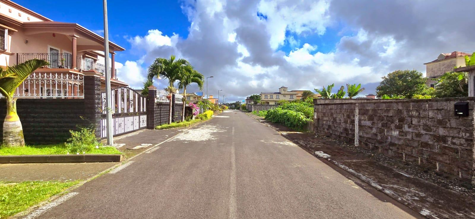 Découvrez ce terrain de 143 toises (12 perches / 545 m²) situé à Providence Quartier Militaire, dans un environnement calme et propice à la vie de famille.