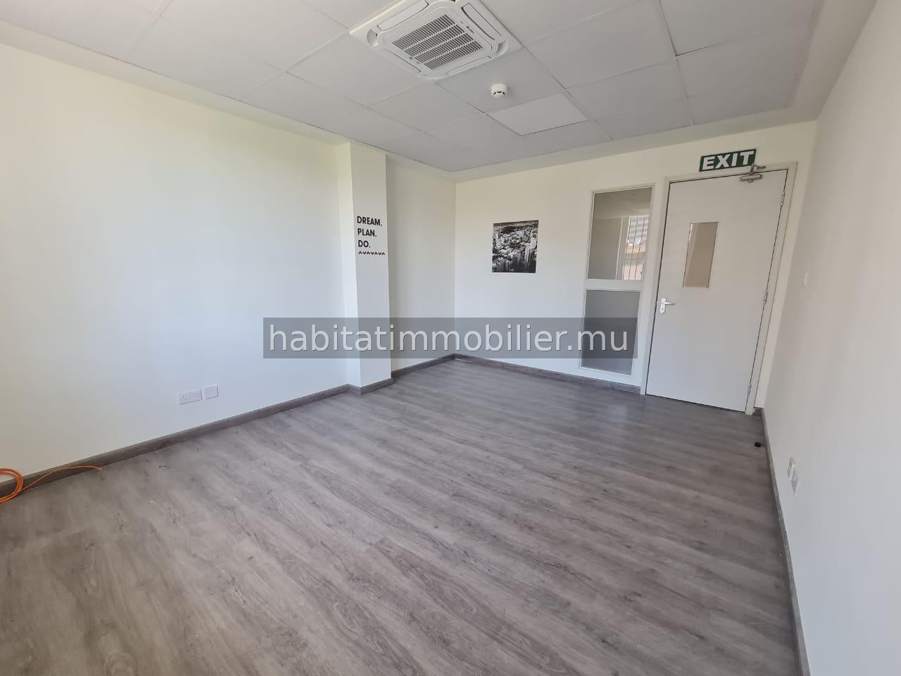 A louer : Bureau non meublé de 15.5 m², idéalement situé à Port-Louis