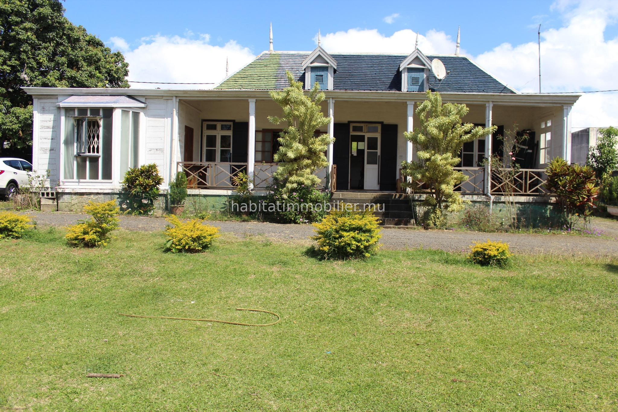 A VENDRE – Grande maison coloniale en bois de 325 m2 à Vacoas.
