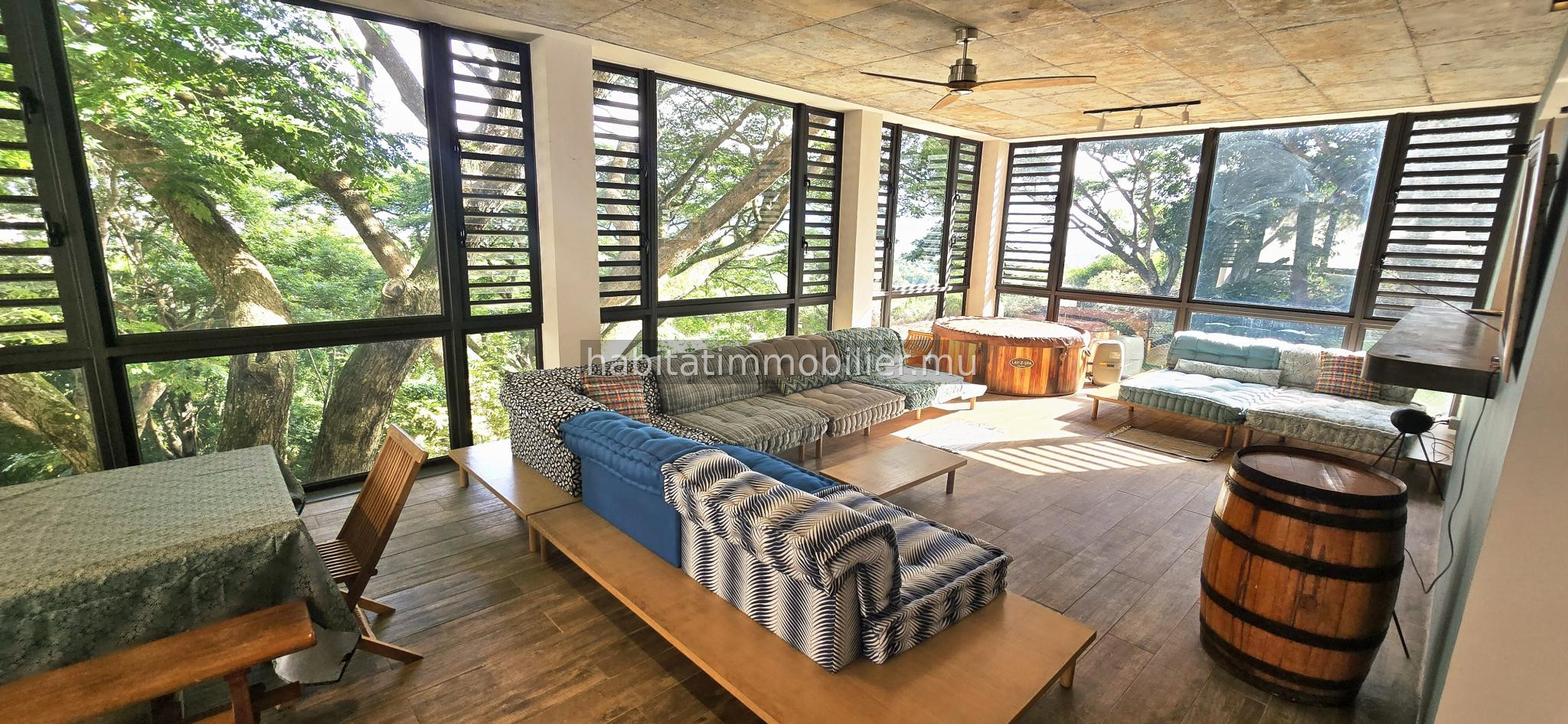 TO RENT – Charming furnished and equipped house of 500 m2 on a plot of land of 1,000 m2 (263 toises) is located in a highly residential area in Moka.