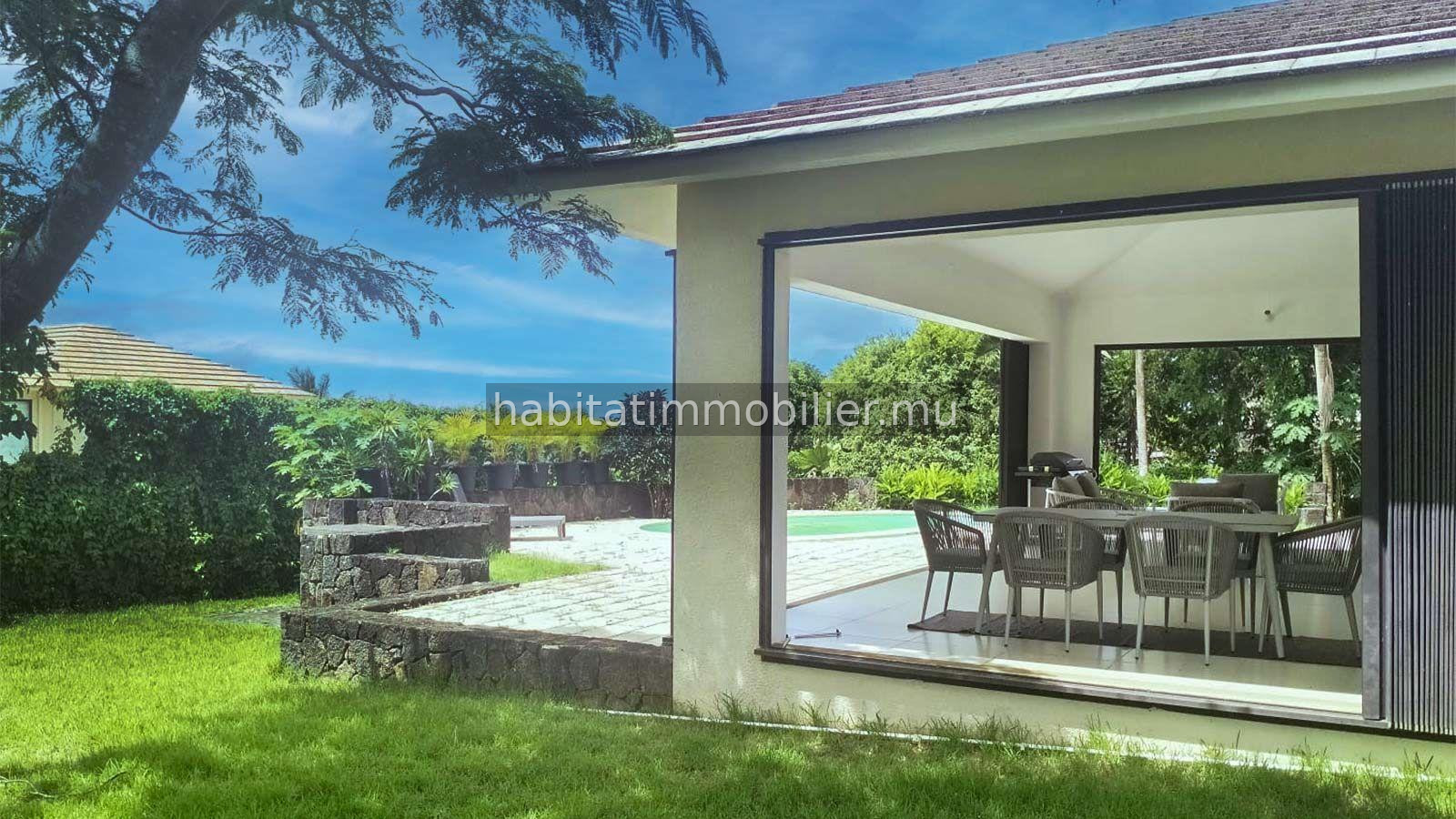 Bienvenue dans votre sanctuaire familial idéal ! Cette superbe maison est nichée au sein d&rsquo;une communauté sécurisée très recherchée
