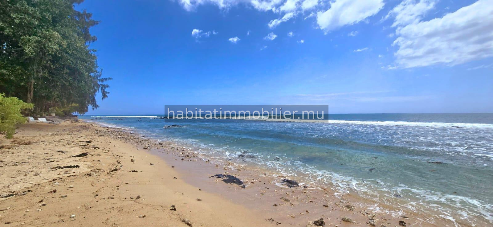 Cette propriété, non meublée, pieds dans l’eau sur un terrain à bail de 1,430 m² (376 toises / 33 perches) située à Tamarin offre un potentiel exceptionnel. La propriété comprend 2 maisons : une première de 240 m² et une seconde de 108 m²