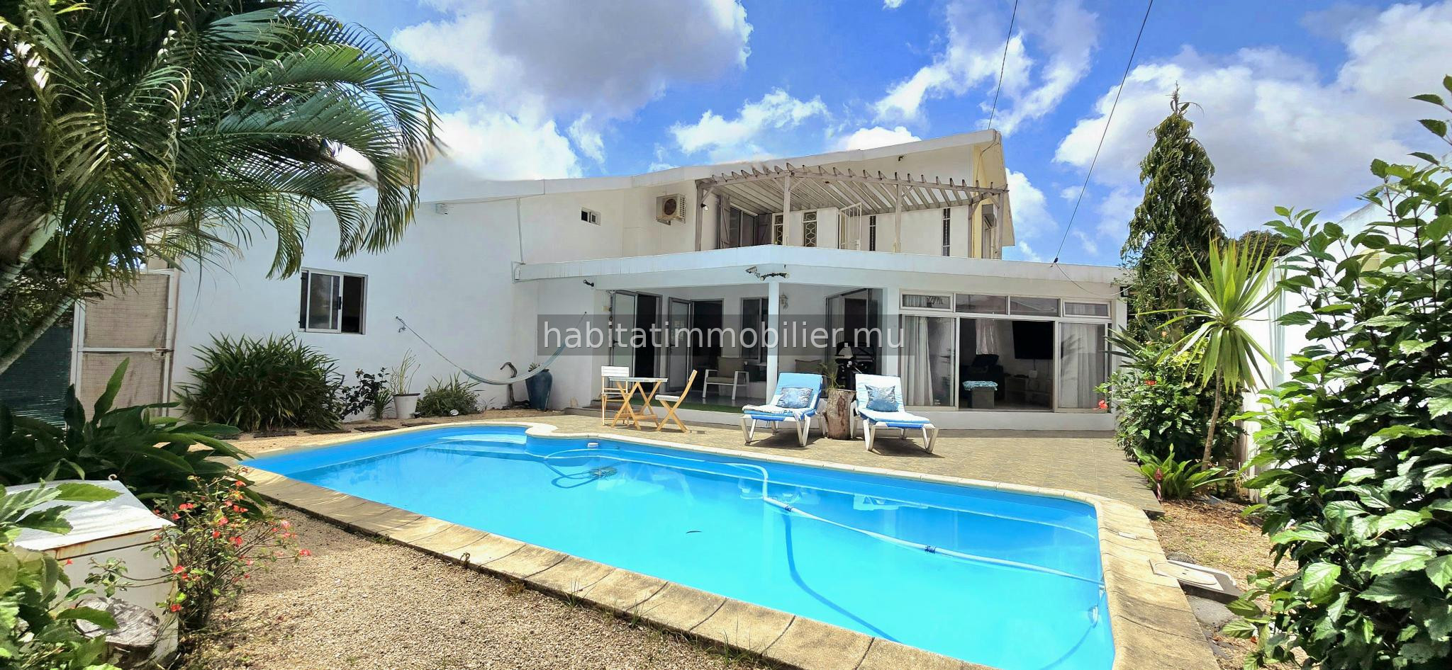 Charming unfurnished family house of 325 m2 on a plot of land of 93 toises, ideally located in a quiet residential area of Roches Brunes, near Jardin Cavalot