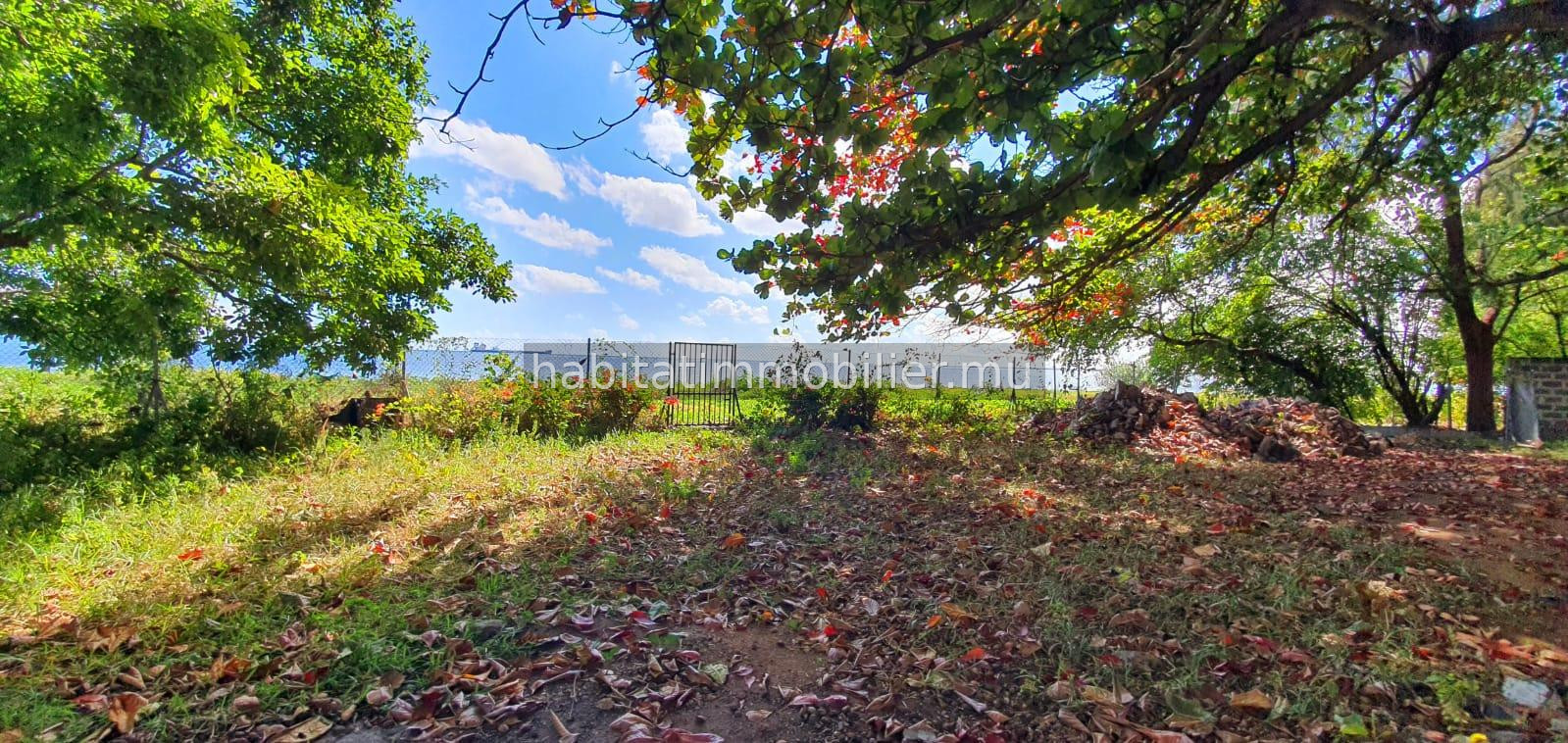 FOR SALE – Charming unfurnished beachfront family house of 400 m2 on a leasehold land of 1 arpent 16 enjoys a wonderful sea view