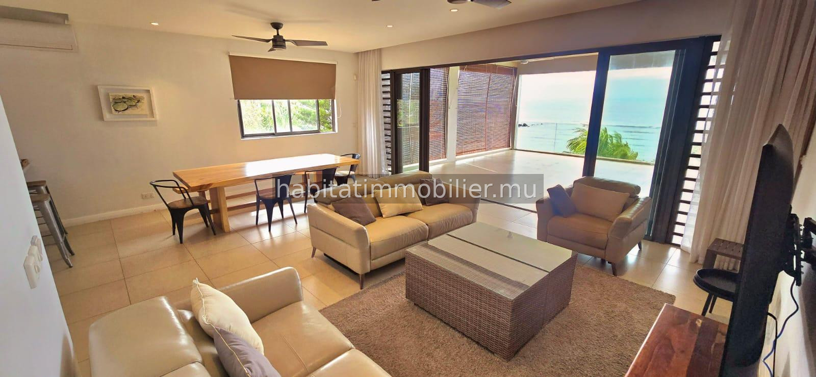 Découvrez ce sublime appartement pieds dans l’eau de 210 m², entièrement meublé et équipé, situé à Pointe aux Biches. Une véritable perle rare, il offre une vue imprenable sur la mer