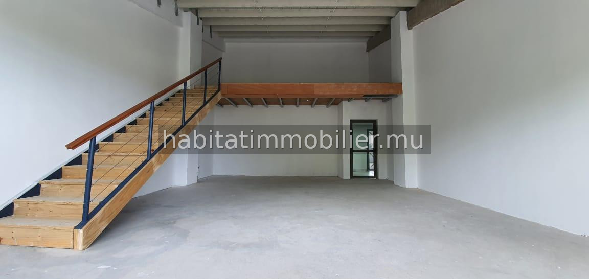 A VENDRE – Cet espace bureau non-meublé de 90 m2 incluant une mezzanine de 25 m2 se situe à Floréal