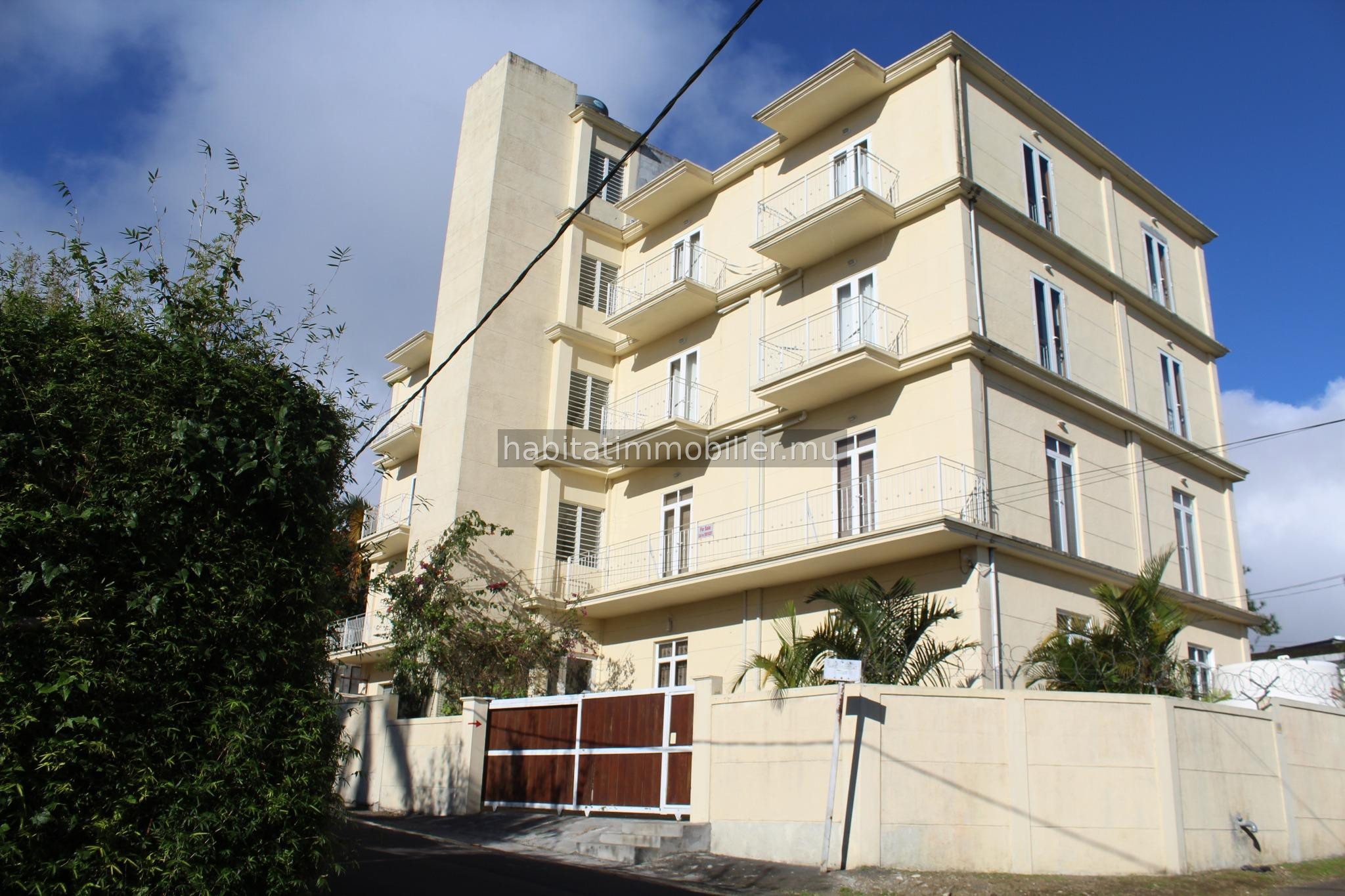 Residential complex of 920 m², comprising 7 apartments, is ideally located in Eau Coulée
