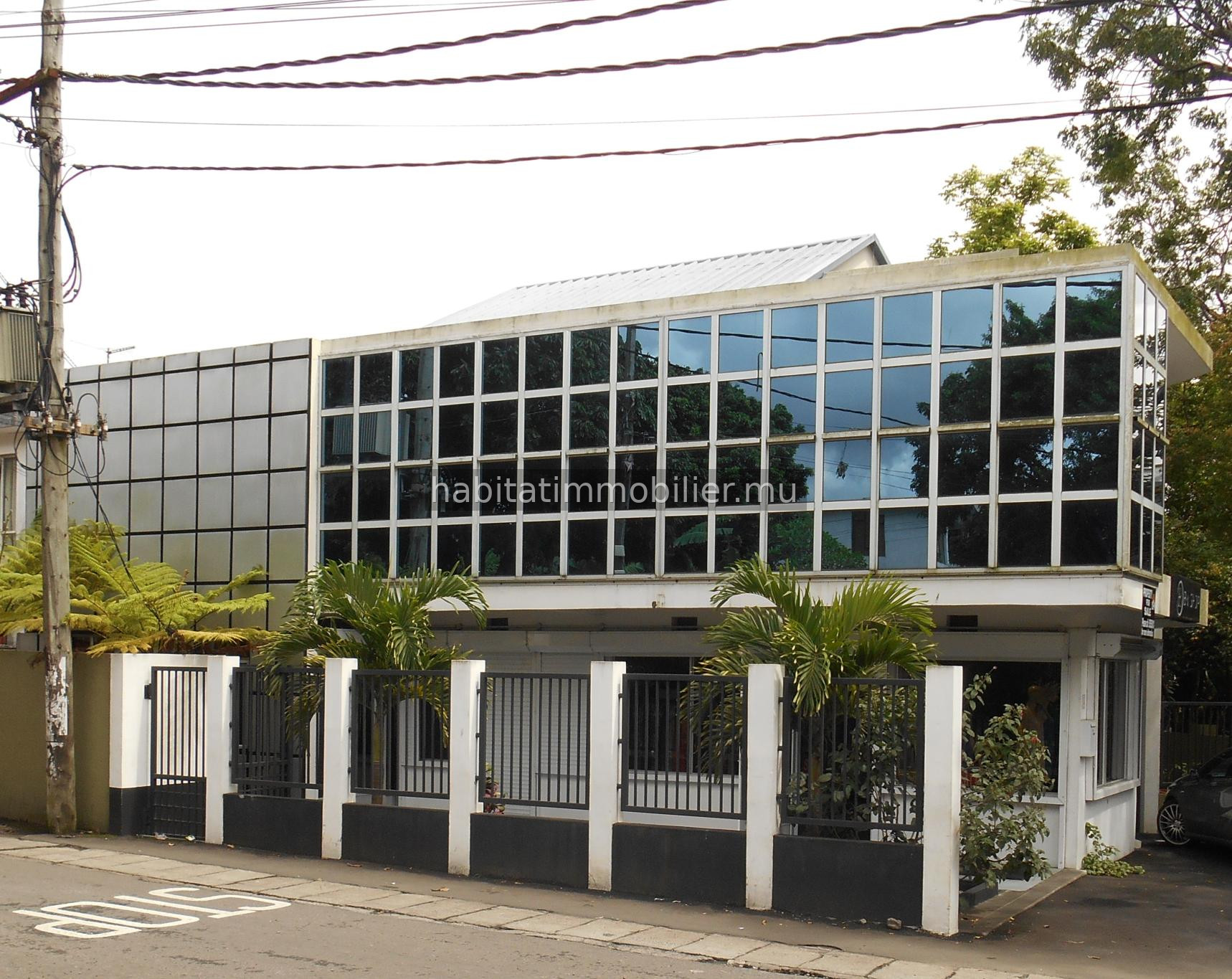 Bâtiment commercial de 300 m2 sur un terrain de 83 toises situé à Vacoas