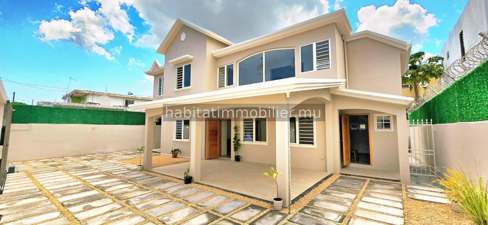 Superb unfurnished house of 364 m² on a plot of 93 toises at Rose-Hill