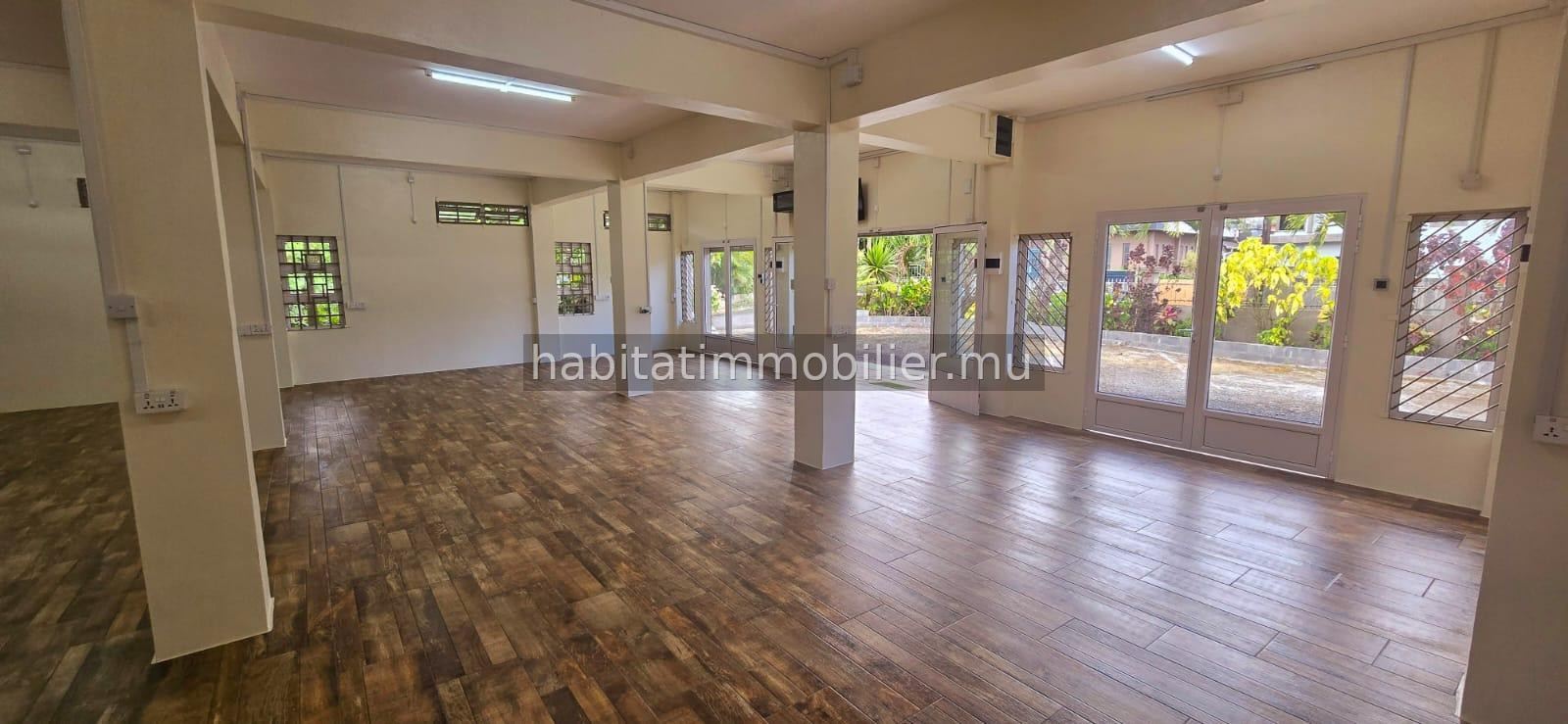 To rent : Unfurnished commercial space of 128 m² with 5 parking spaces, located on the ground floor in Floréal
