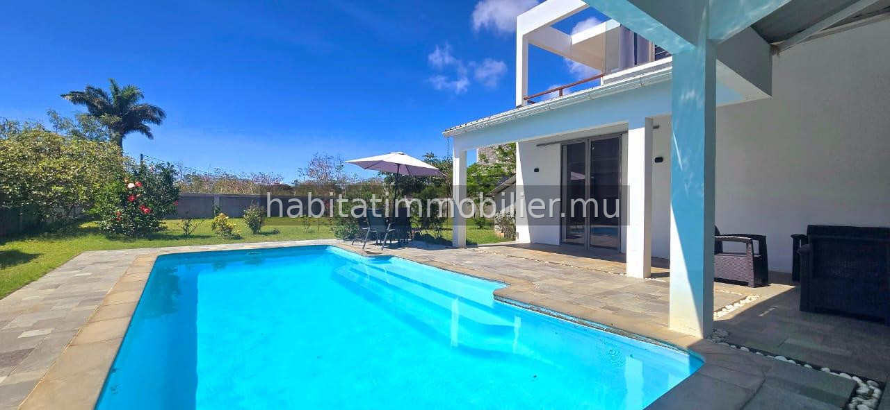 Découvrez cette charmante maison familiale meublée et équipée de 310 m² sur un terrain de 222 toises, idéalement située dans le quartier paisible de Balaclava