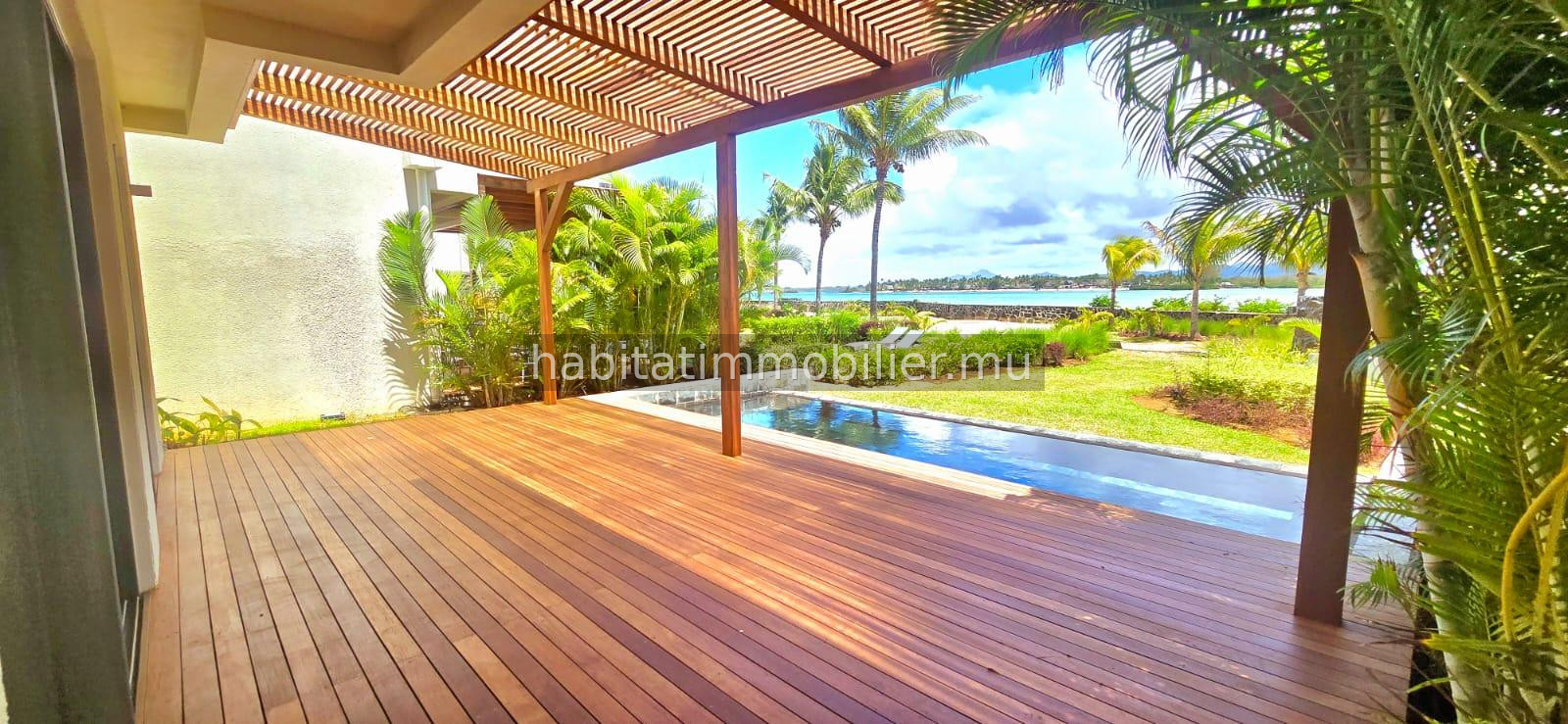 Cette somptueuse villa pieds dans l’eau non-meublée de 300 m² nichée au sein d’une résidence intimiste et sécurisée, offre un cadre de vie idyllique