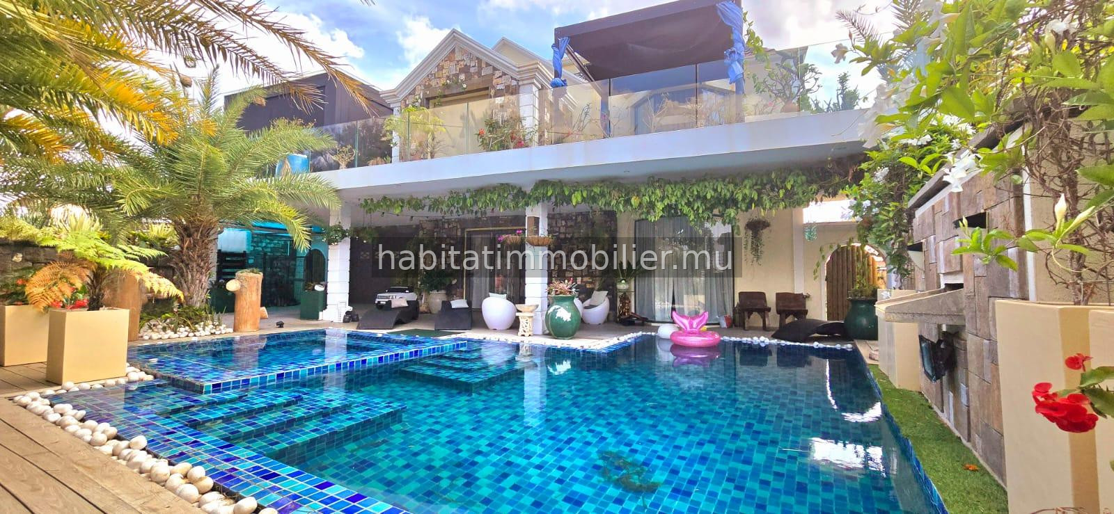 Cette splendide maison non meublée de 505 m², sur un terrain de 147 toises, est située sur la route royale à Baie du Tombeau