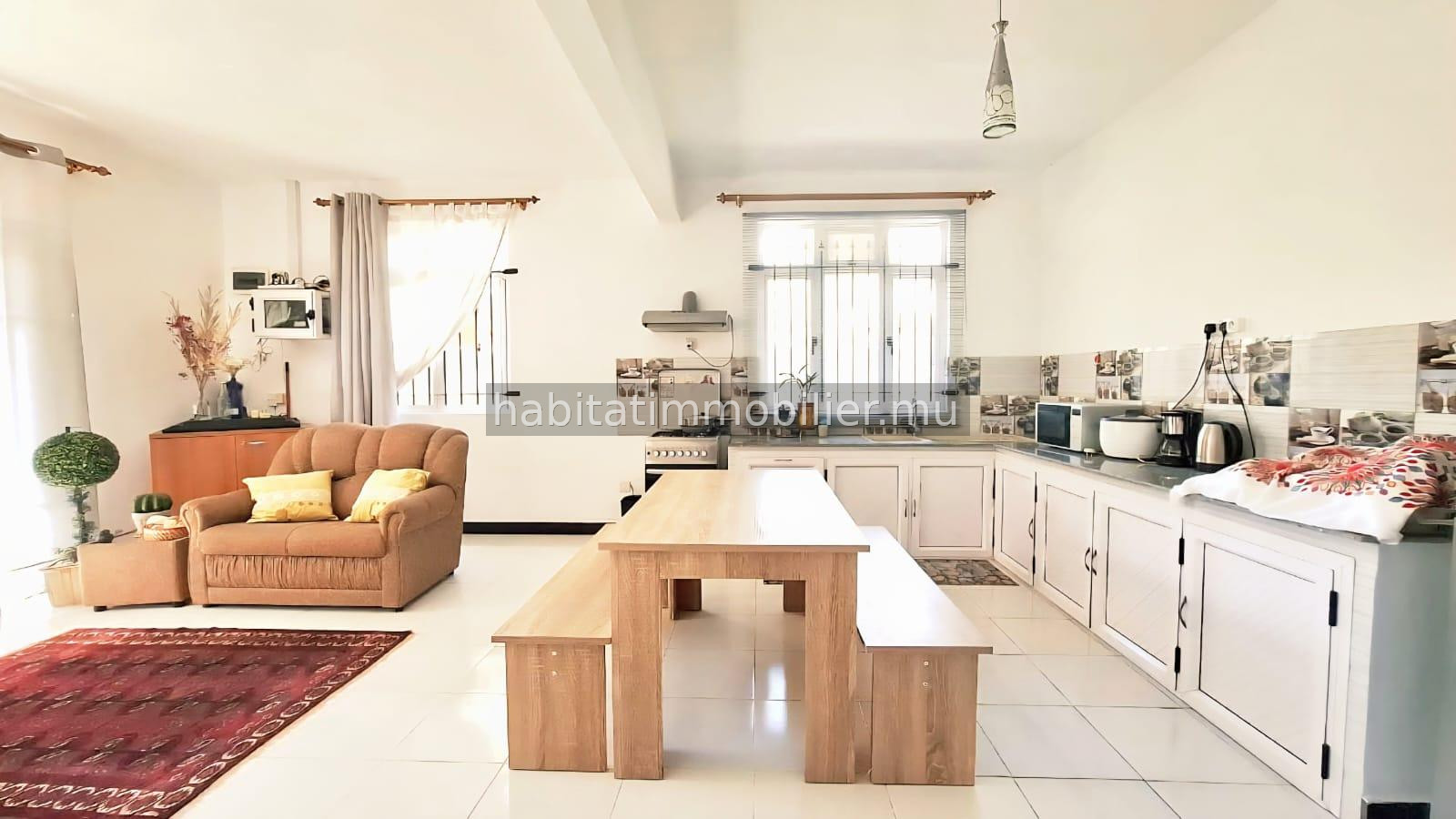 Ce charmant appartement meublé et équipé d’environ 80 m² à Péreybère